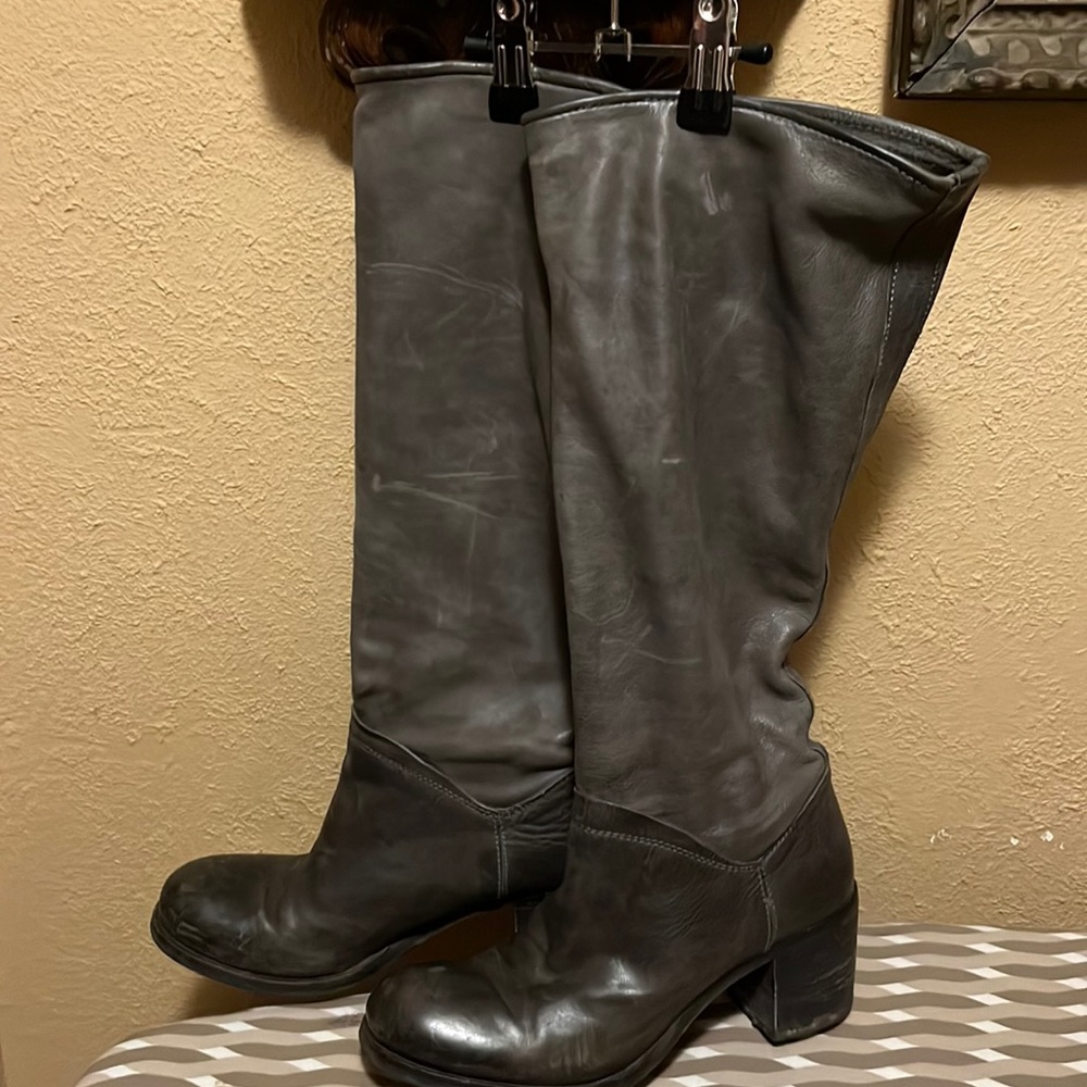 SOFT GRAY LEATHER BOOTS.